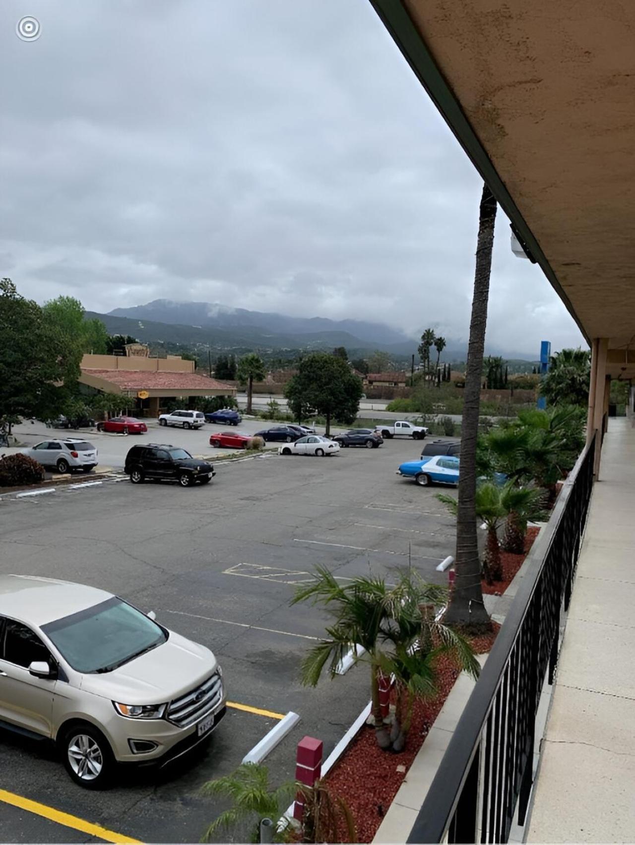 Americas Best Value Inn Таузанд-Окс Экстерьер фото