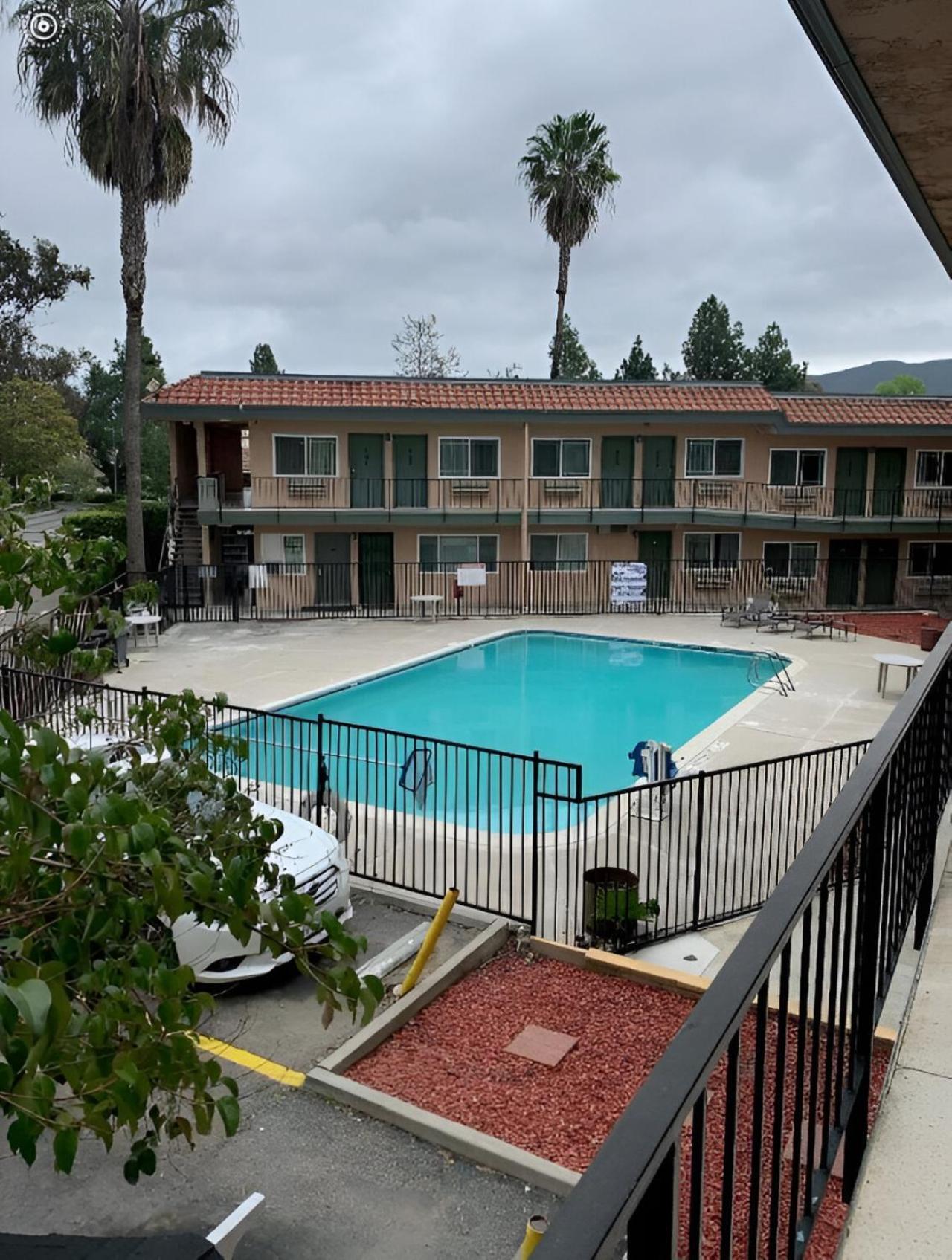 Americas Best Value Inn Таузанд-Окс Экстерьер фото