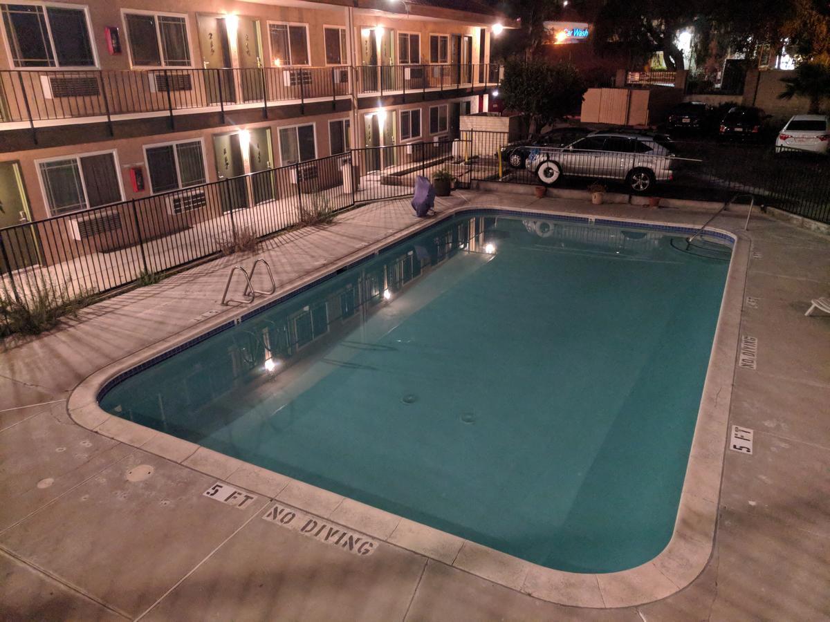 Americas Best Value Inn Таузанд-Окс Экстерьер фото