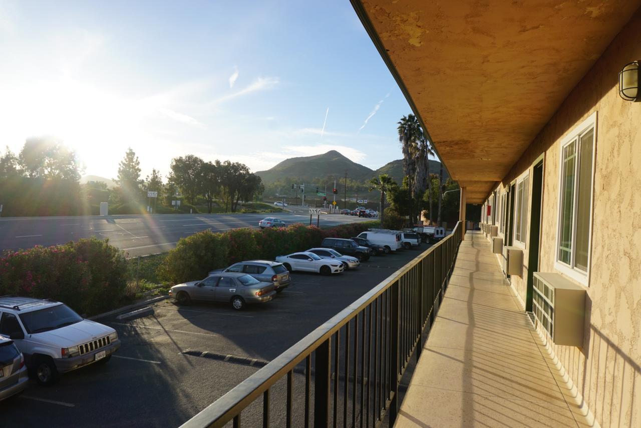 Americas Best Value Inn Таузанд-Окс Экстерьер фото