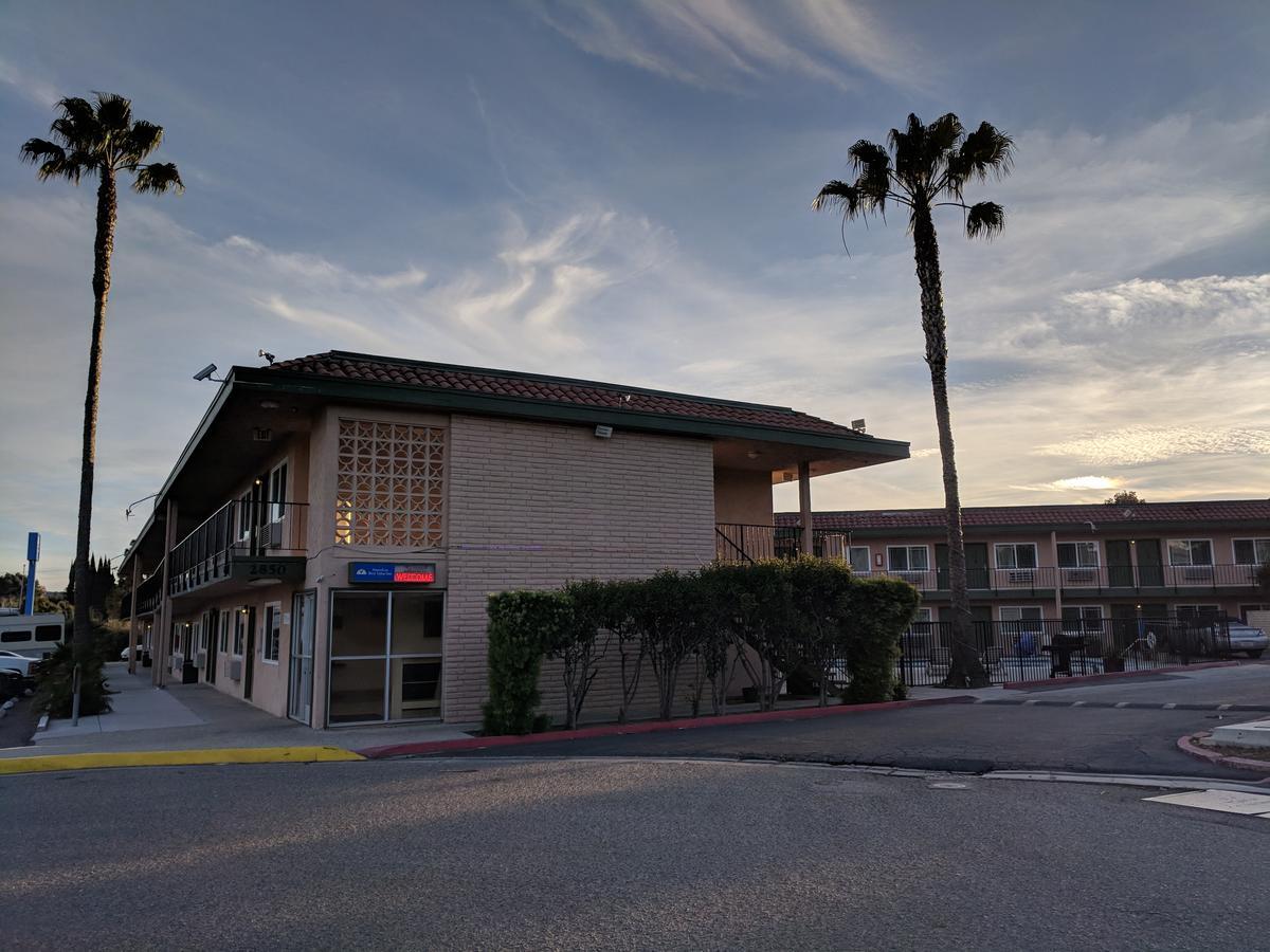 Americas Best Value Inn Таузанд-Окс Экстерьер фото